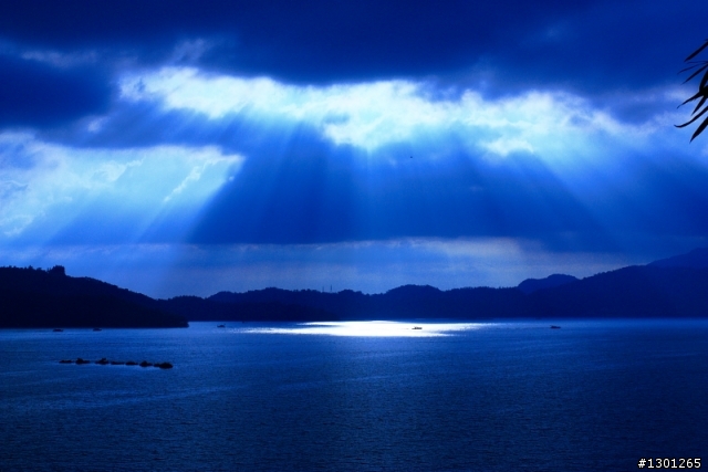 日月潭湖畔巧遇耶穌光～+後製