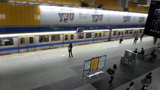 ST550 夜拍 蓋小屋