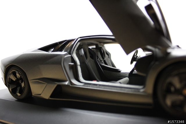 貼地飛行的怪獸 Lamborghini Reventon [1:18] 超熱血開箱