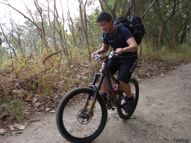 女生成為壽山的焦點林道越野不是問題