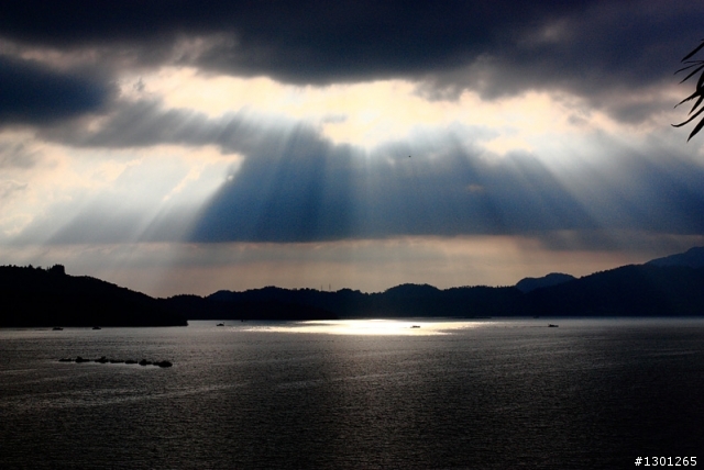 日月潭湖畔巧遇耶穌光～+後製