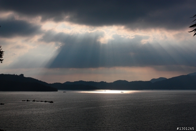 日月潭湖畔巧遇耶穌光～+後製