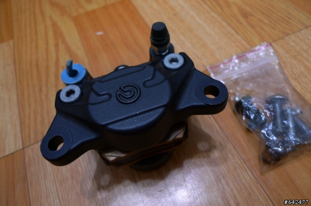 [七年老RV180 efi拉皮大改造 第一彈!]brembo輻卡+大螃蟹+arrow碳纖維管+BITUBO後避震!