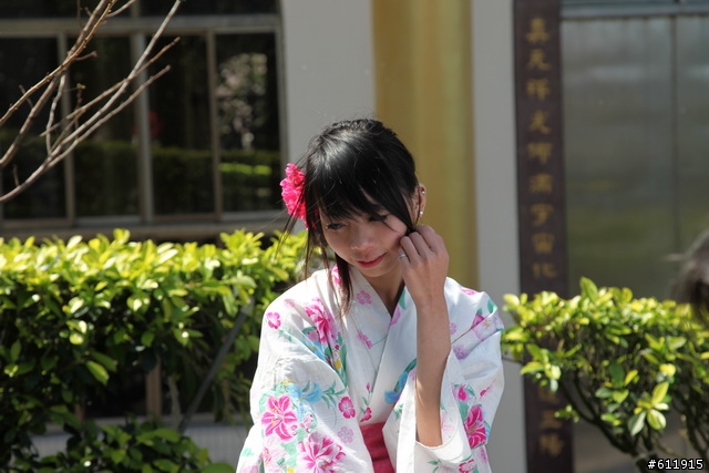 今天去天元宮拍完照片回來發現5D2照相機的反光鏡有小雨點,傍晚拿去Canon旗艦店維修花費500,已修好