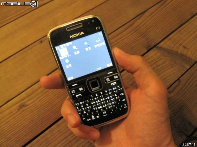 [分享] Nokia E72 隨時隨地，一手掌握工作優勢