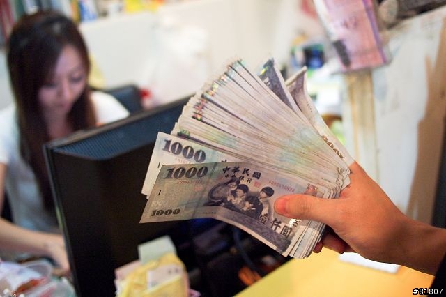 剛從泥坑爬出來，投效 L鏡 大軍