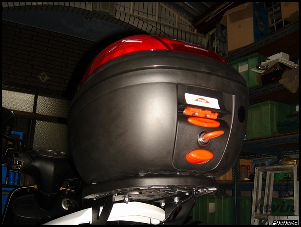 [開箱]givi E230N 和 givi後架 on 我的小黃勁戰