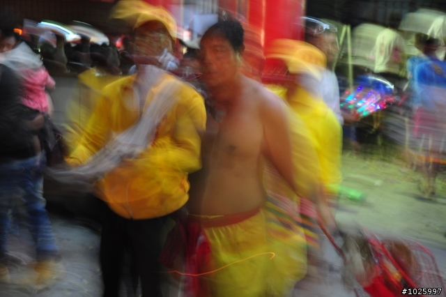 遊行的隊伍怎麼拍才不會"霧霧"丫2010台東元宵