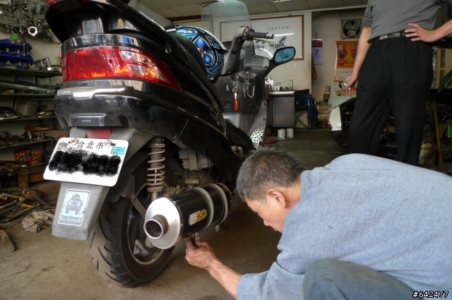 [七年老RV180 efi拉皮大改造 第一彈!]brembo輻卡+大螃蟹+arrow碳纖維管+BITUBO後避震!