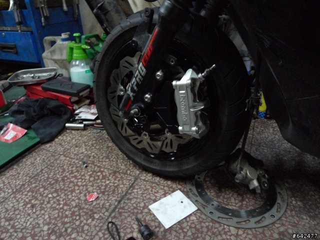 [七年老RV180 efi拉皮大改造 第一彈!]brembo輻卡+大螃蟹+arrow碳纖維管+BITUBO後避震!
