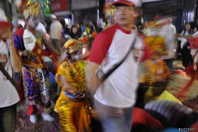 遊行的隊伍怎麼拍才不會"霧霧"丫2010台東元宵