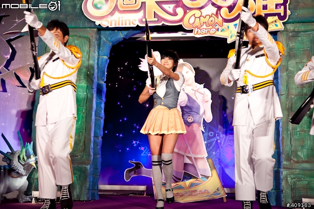 [採訪]豆花妹秀操槍術！《魔卡英雄Online》上市記者會