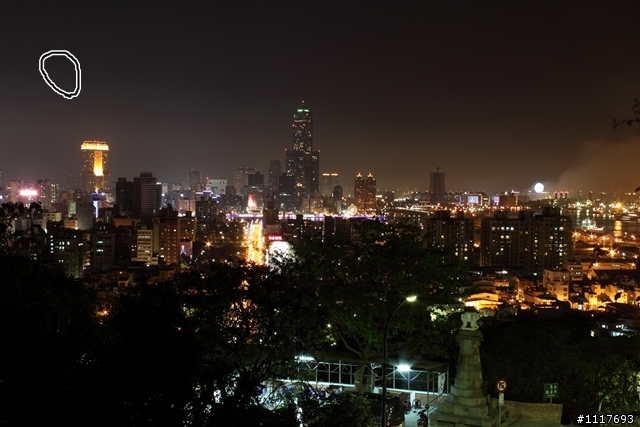 長時間曝光拍夜景畫面出現小亮點