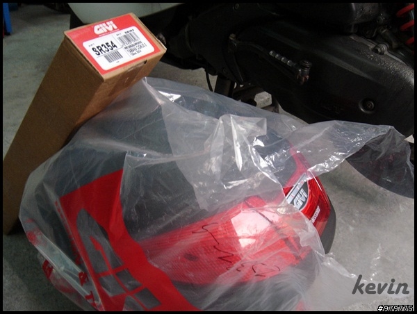 [開箱]givi E230N 和 givi後架 on 我的小黃勁戰