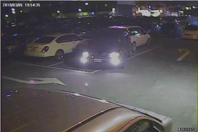 車子在東豐街停車場被撞,路口監視器解析能力差,麻煩各位大大幫忙~