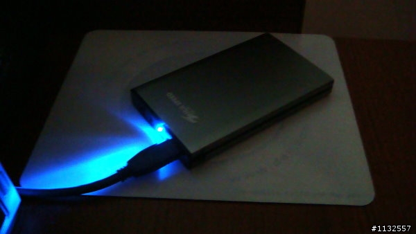 釋放效能的USB 3.0 --2.5"外接盒實測 (改裝藍光LED)