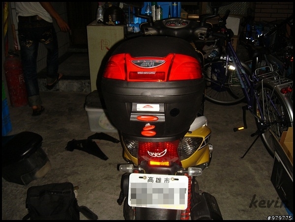 [開箱]givi E230N 和 givi後架 on 我的小黃勁戰