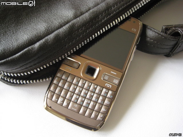 [分享] Nokia E72 隨時隨地，一手掌握工作優勢