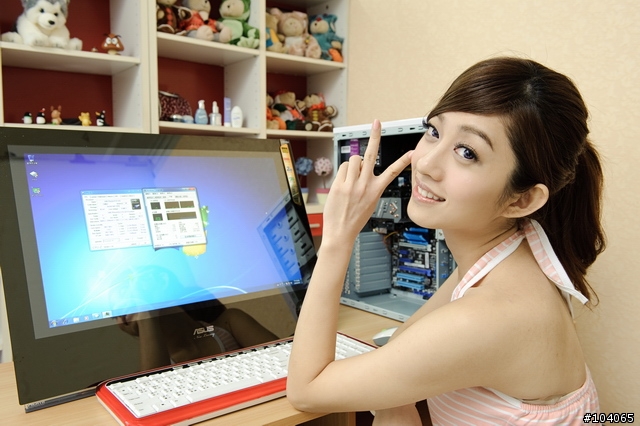 桌布釋出，27P，美女Sophie「開核」初體驗--華碩ASUS M4A89GTD PRO/USB3