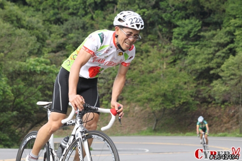 剛出爐:  4/12 五指山自行車大賽   終點前500米
