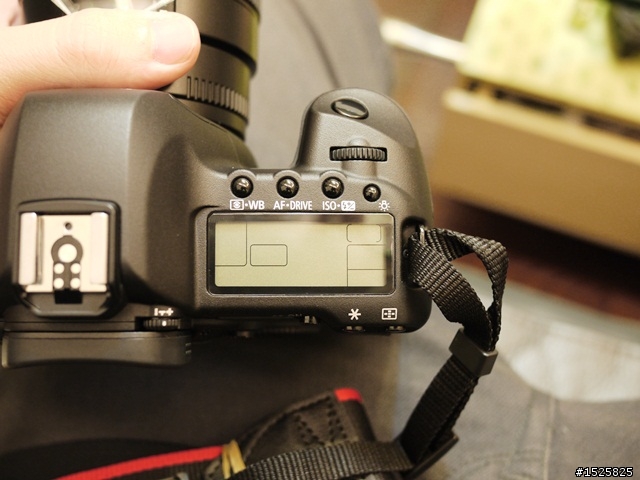 剛買的5D2送修經驗談(右上方上置液晶進塵、LCD雜訊、電池問題)