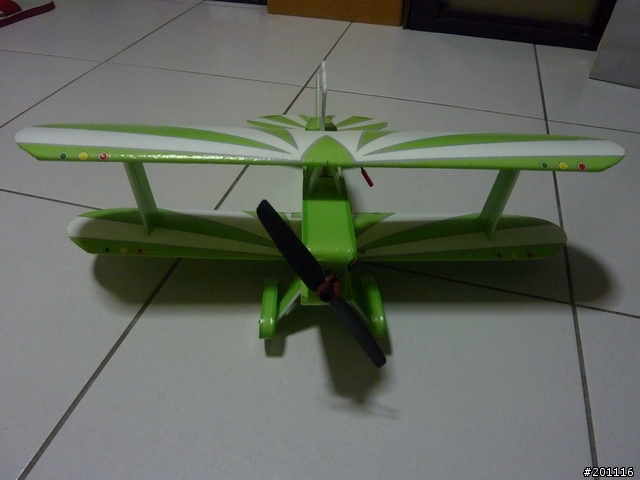 超口愛的 50cm 迷你小雙翼機