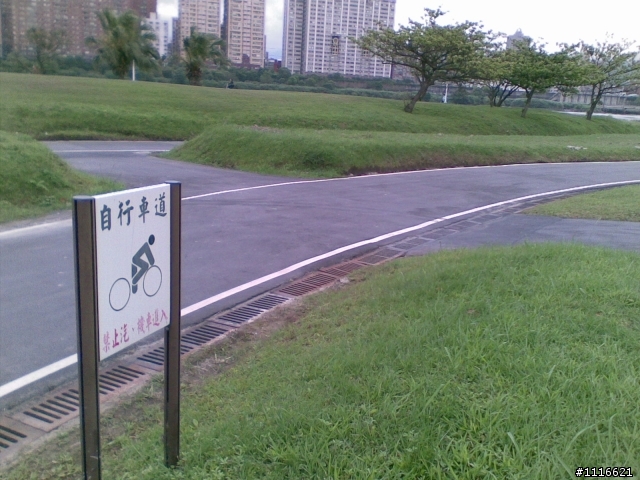 [圖多]4/27更新 申訴根本沒屁用 根本不用調查 他們說要罰就要罰( 機車誤闖沒標誌的自行車道 )