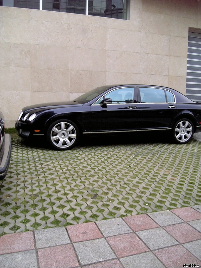 bentley 也要順便賣Aston Martin嗎?