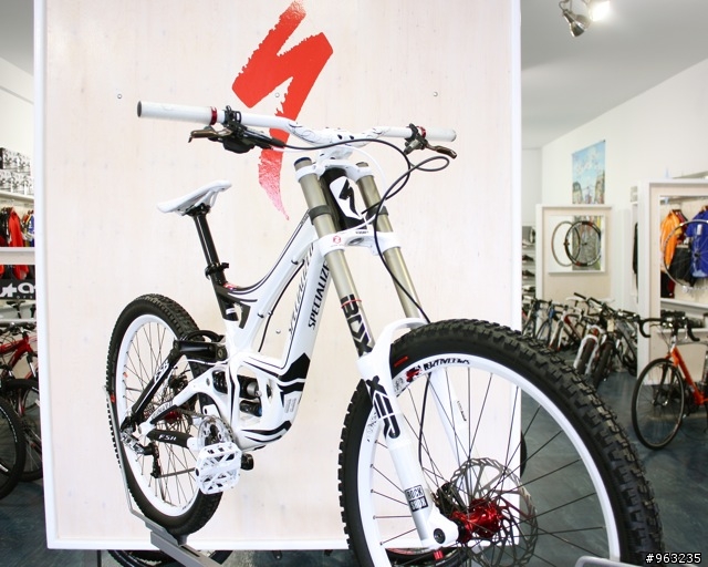 demo 8 vs ktm tribute