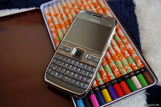 輕薄有型～新手不走商務路線的NOKIA E72灰銀版使用分享