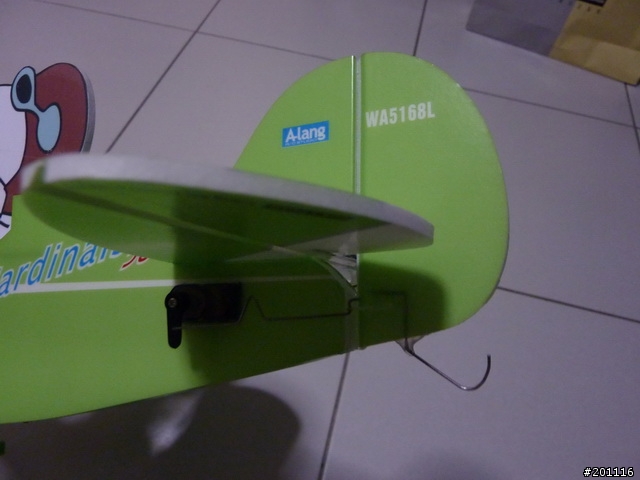 超口愛的 50cm 迷你小雙翼機