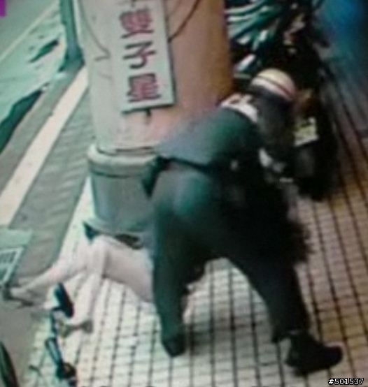 [補充]檳榔西施襲警過程截圖(被摔前的關鍵問題 + 推倒前、後截圖)……………………討論法規問題的網友請“和平討論”