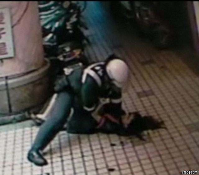 [補充]檳榔西施襲警過程截圖(被摔前的關鍵問題 + 推倒前、後截圖)……………………討論法規問題的網友請“和平討論”