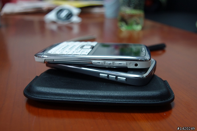 輕薄有型～新手不走商務路線的NOKIA E72灰銀版使用分享