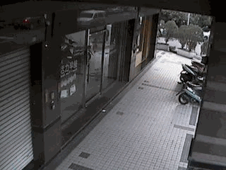 (歹徒公然施暴砸店,)媒體報導了
