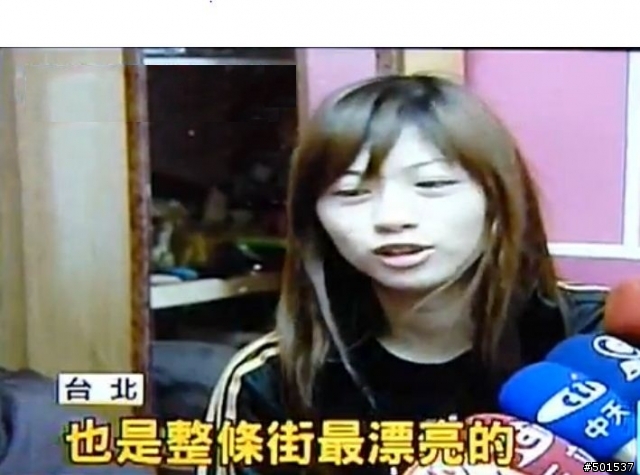 [補充]檳榔西施襲警過程截圖(被摔前的關鍵問題 + 推倒前、後截圖)……………………討論法規問題的網友請“和平討論”