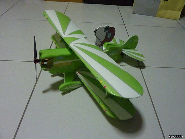 超口愛的 50cm 迷你小雙翼機