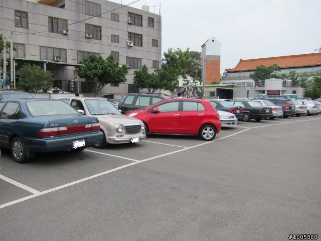這台小鴨,停的也夠鴨霸~~