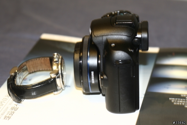 Samsung NX10 等了好久終於收到開一下箱