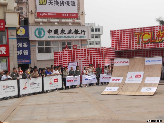 BMX表演  附有正妹圖