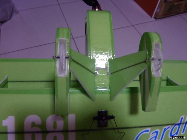 超口愛的 50cm 迷你小雙翼機
