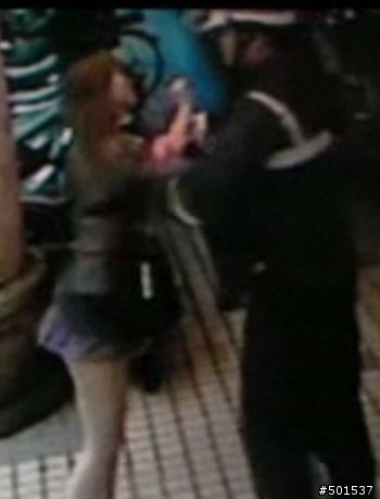 [補充]檳榔西施襲警過程截圖(被摔前的關鍵問題 + 推倒前、後截圖)……………………討論法規問題的網友請“和平討論”