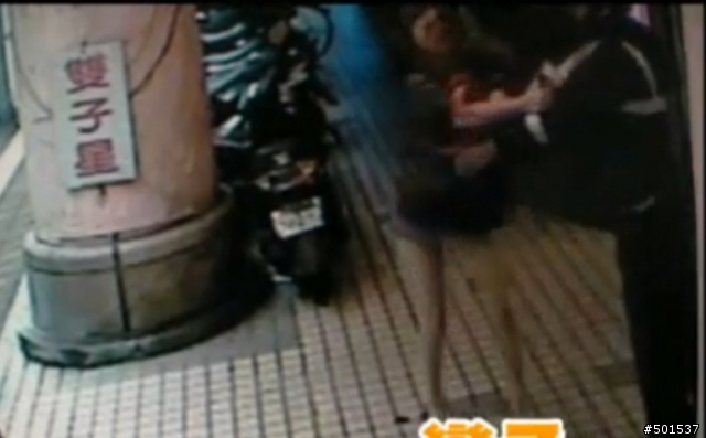 [補充]檳榔西施襲警過程截圖(被摔前的關鍵問題 + 推倒前、後截圖)……………………討論法規問題的網友請“和平討論”