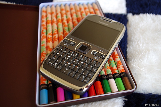 輕薄有型～新手不走商務路線的NOKIA E72灰銀版使用分享