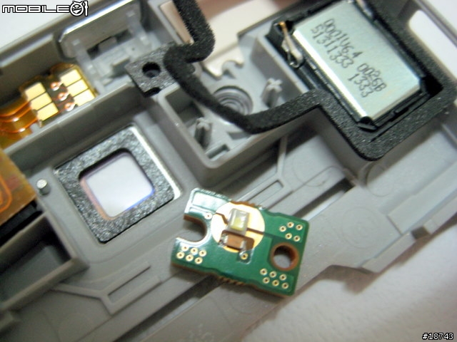 [分享] Nokia E72 脫光光的拆機照