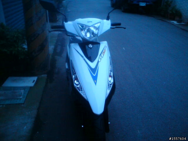 開箱文    SYM GT125白黑噴射版