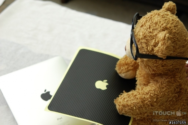 [開箱]iPad SGP-仿碳纖背殼保護貼