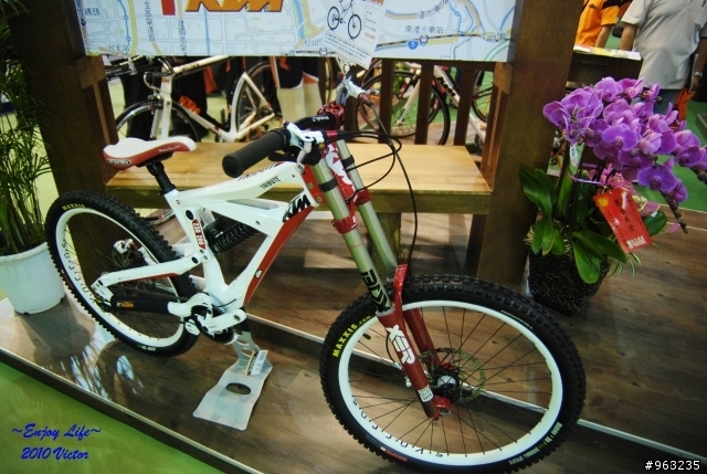 demo 8 vs ktm tribute