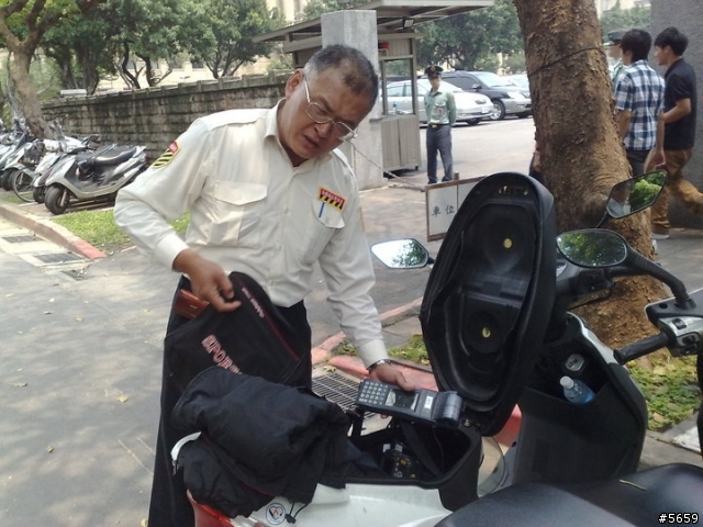 [疑問]這台車有違規停車嗎?? 請各位解惑~~