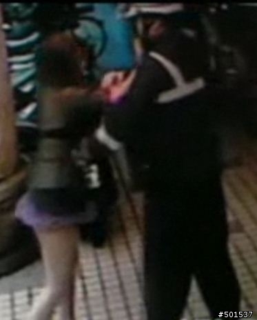 [補充]檳榔西施襲警過程截圖(被摔前的關鍵問題 + 推倒前、後截圖)……………………討論法規問題的網友請“和平討論”